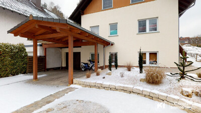 ... gepflegte Außenanlage mit Carport (2014)