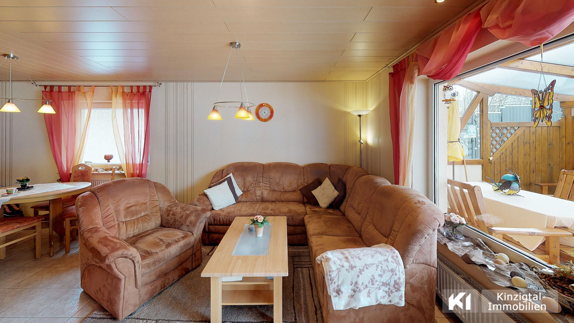 ... geräumiges und helles Wohnzimmer - EG