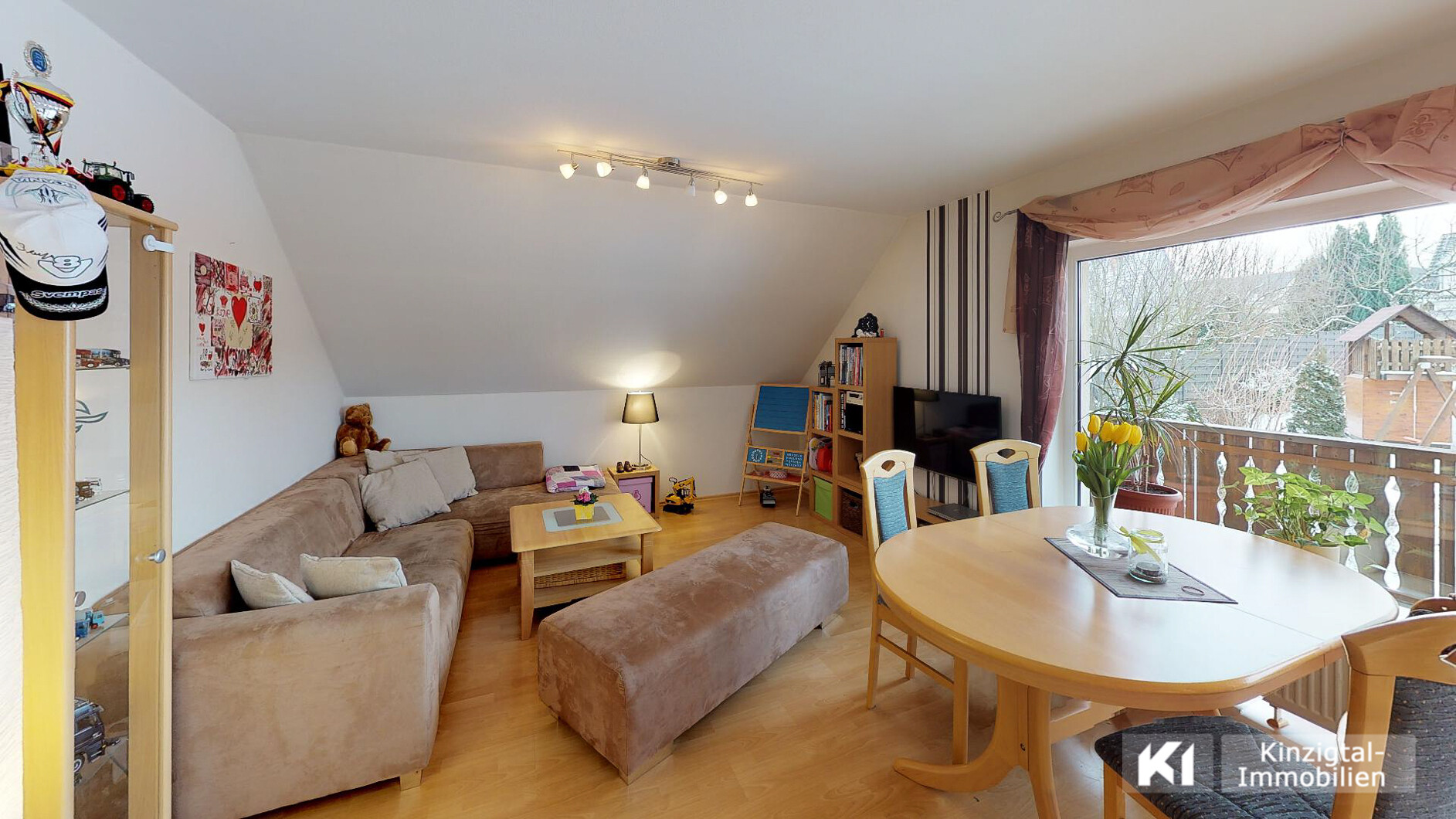 ... große Fensterfront im Wohnzimmer (Kniestock 1,20 m)