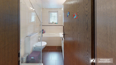 ... modernes Tageslichtbad mit Badewanne