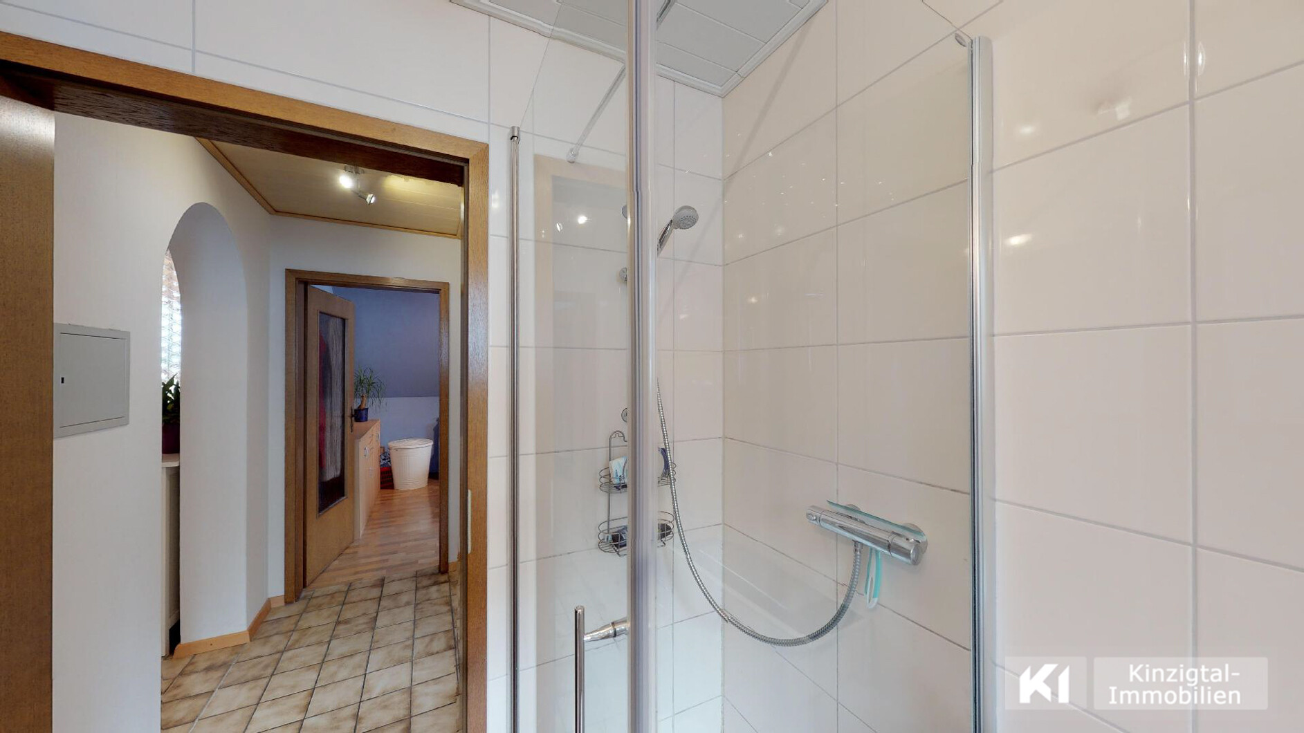 ... auch mit Glaseckdusche und Bequem-Einstieg