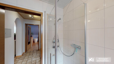 ... auch mit Glaseckdusche und Bequem-Einstieg