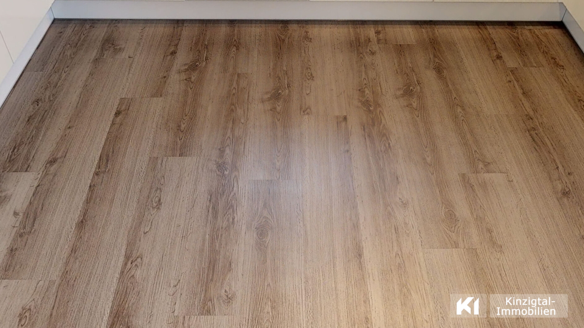 ... Moderner Vinyl-Boden im EG und Fußbodenheizung 