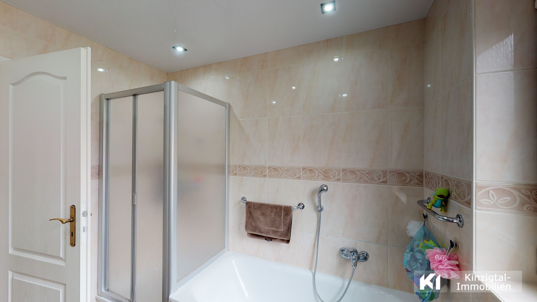 ... Badezimmer mit Eckdusche & Wanne sowie LED Lichtspots
