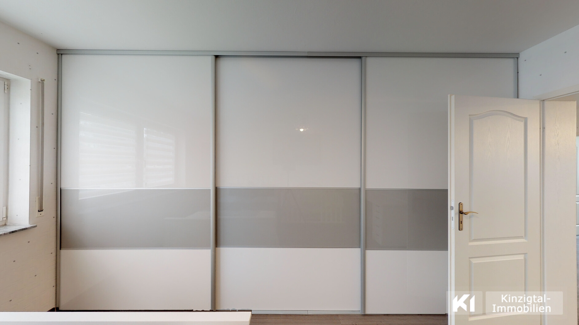 ... Schlafzimmer mit großem Kleiderschrank (Hochglanz)