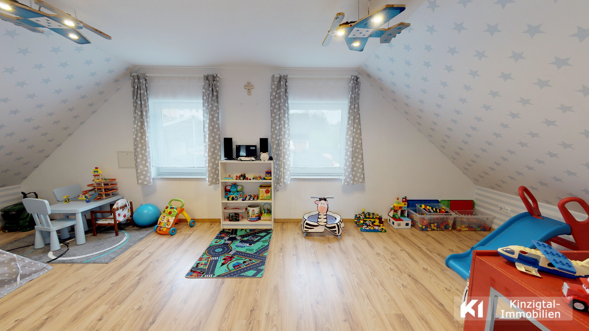 ... Trotz Schräge gemütlich und hell