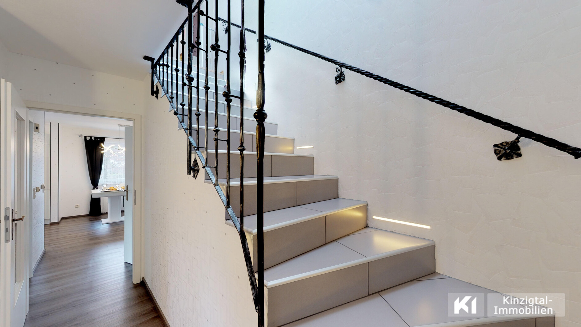 ... Treppenaufgang mit LED Ambiente-Beleuchtung 