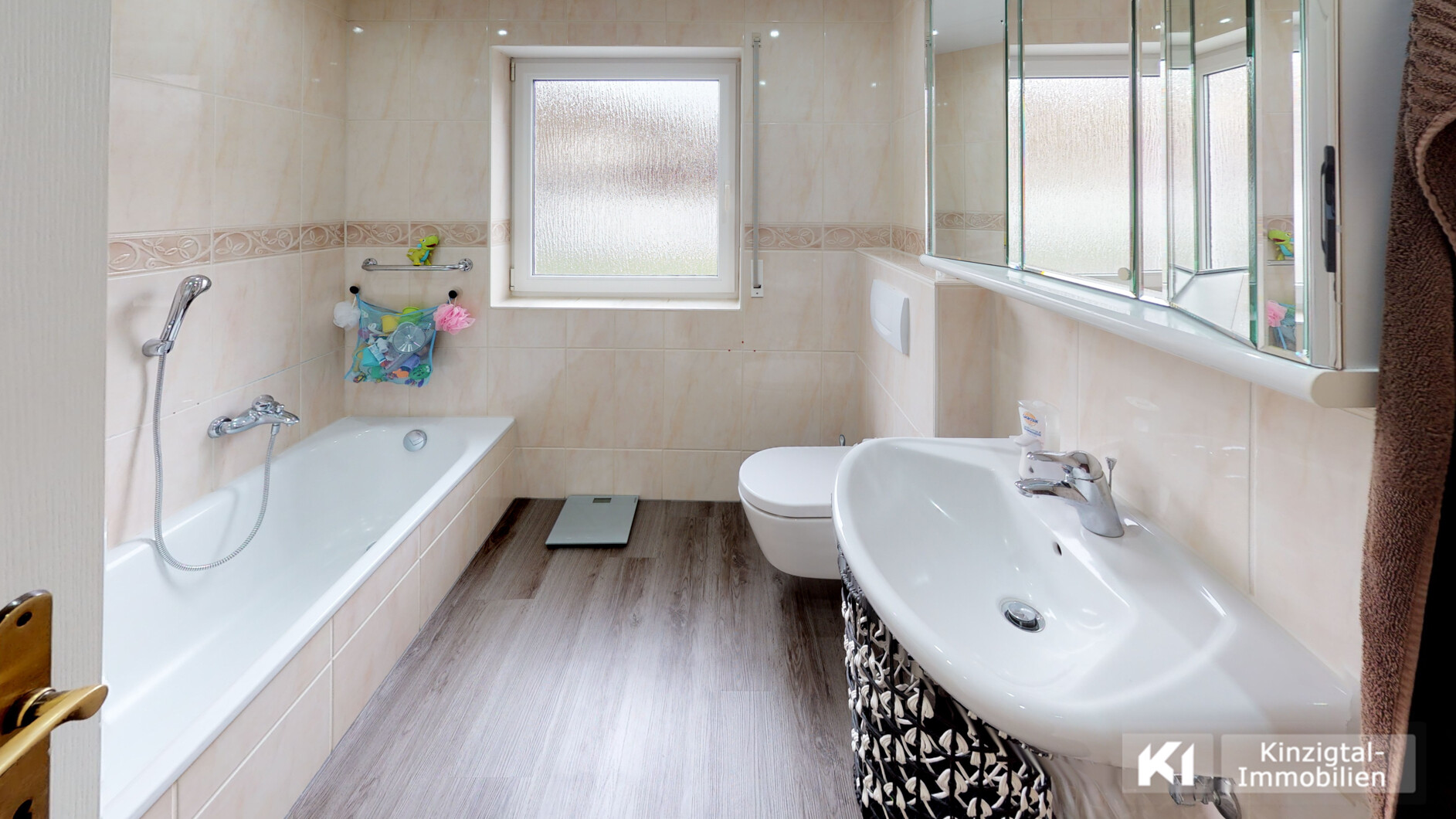 ... Gepflegtes Bad mit Tageslicht - EG