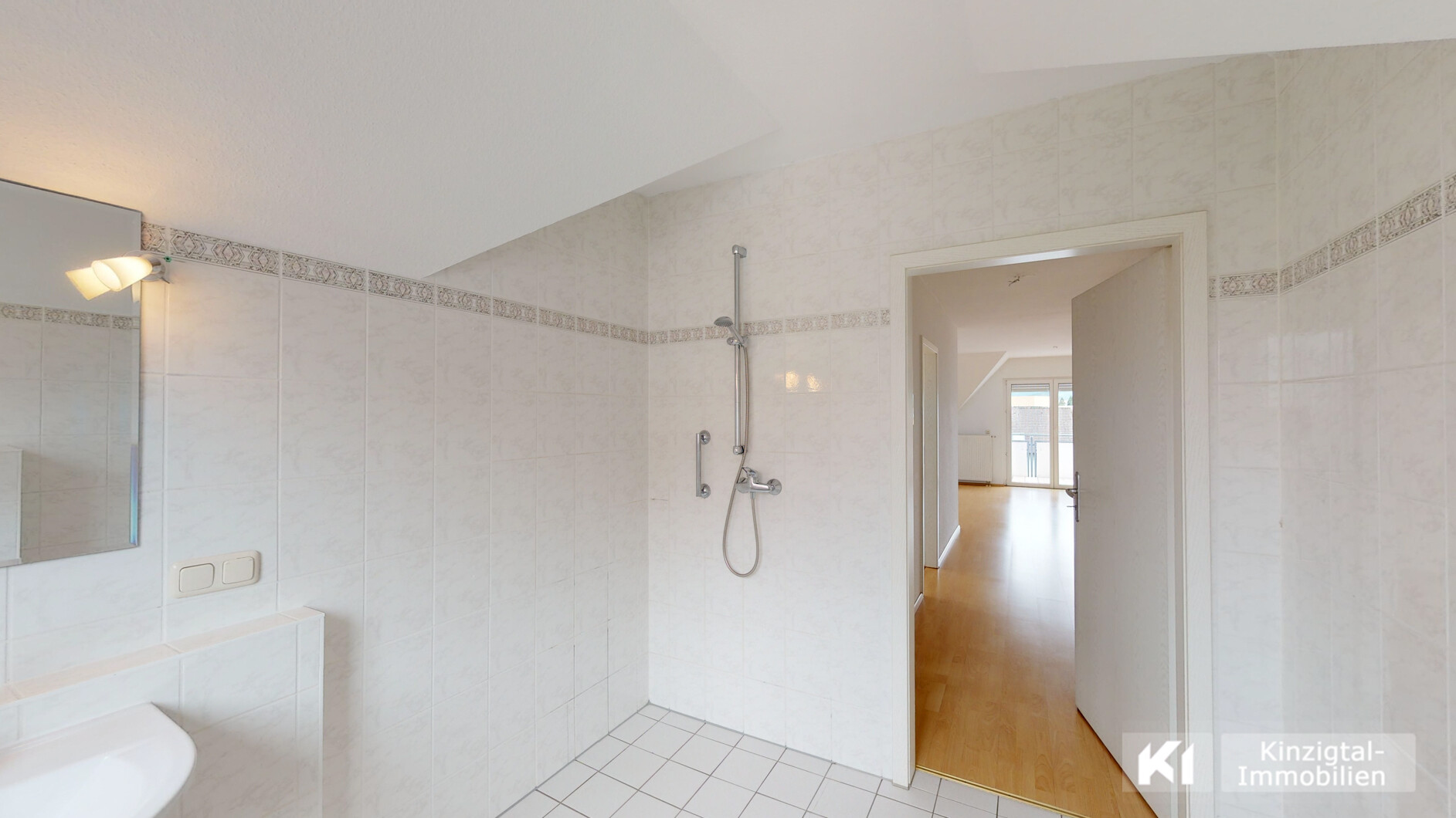 ... mit ebenerdige Eckdusche