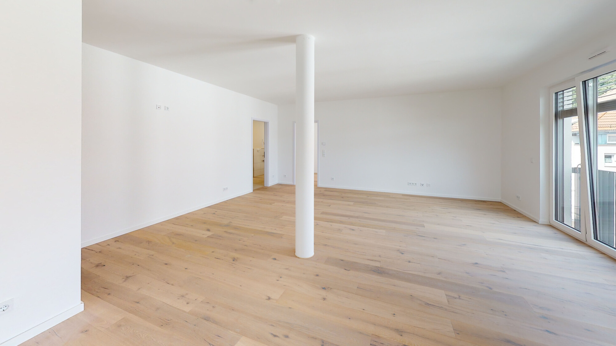 ... große Fenster mit elektrische Beschattung