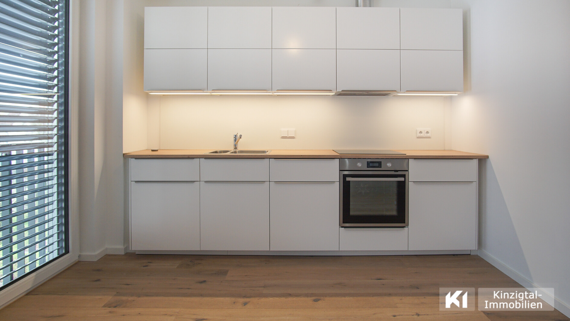 ... mit moderner Einbauküche