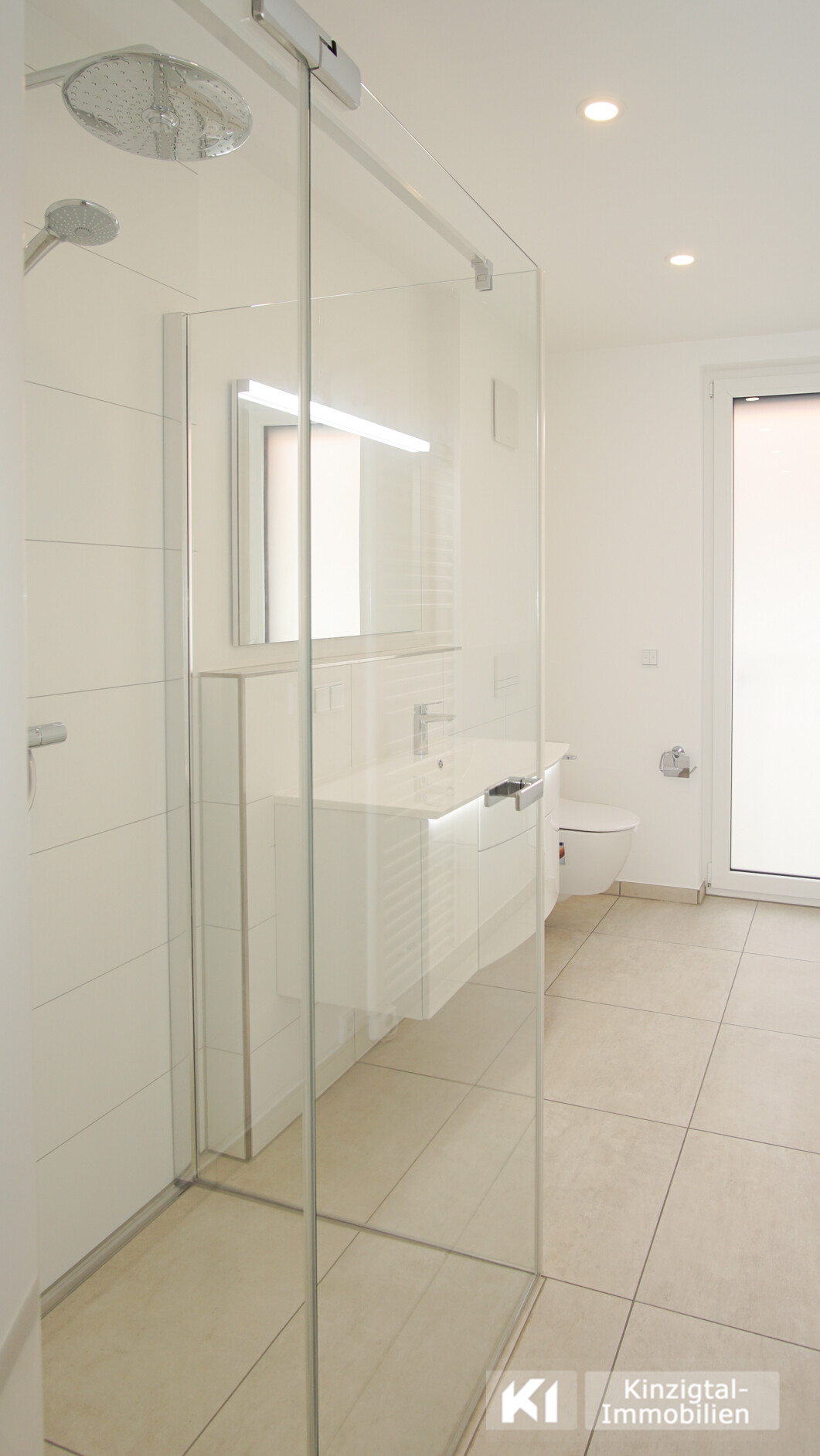 ... mit schöner Eckdusche