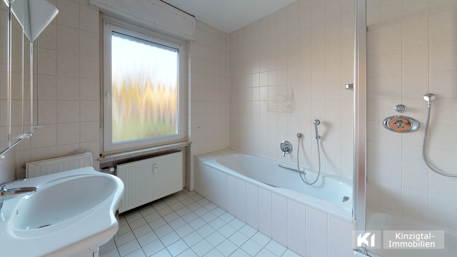 ... hell u. geäumiges Bad mit Tageslicht