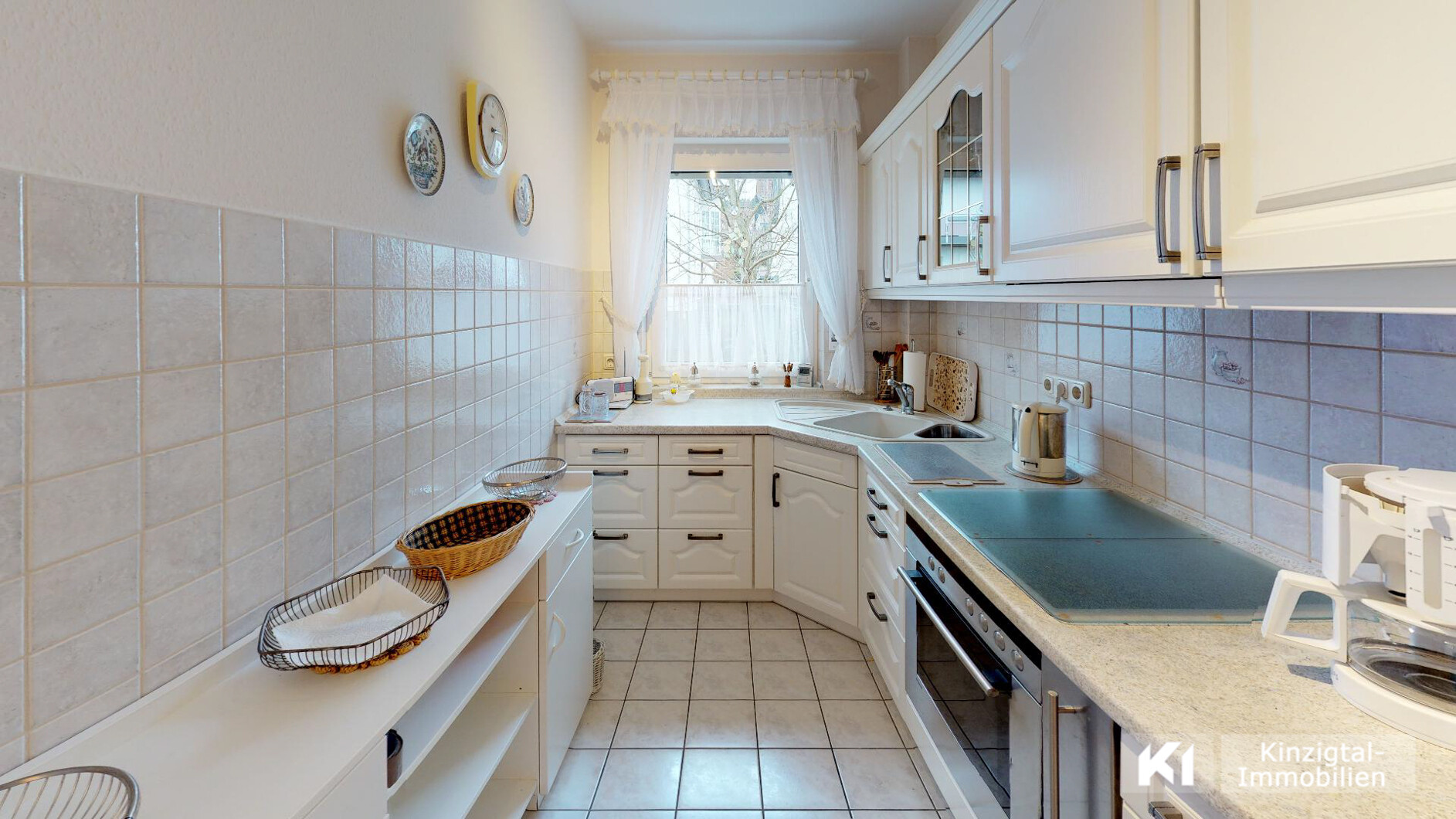 ... mit heller Einbauküche und E-Geräten