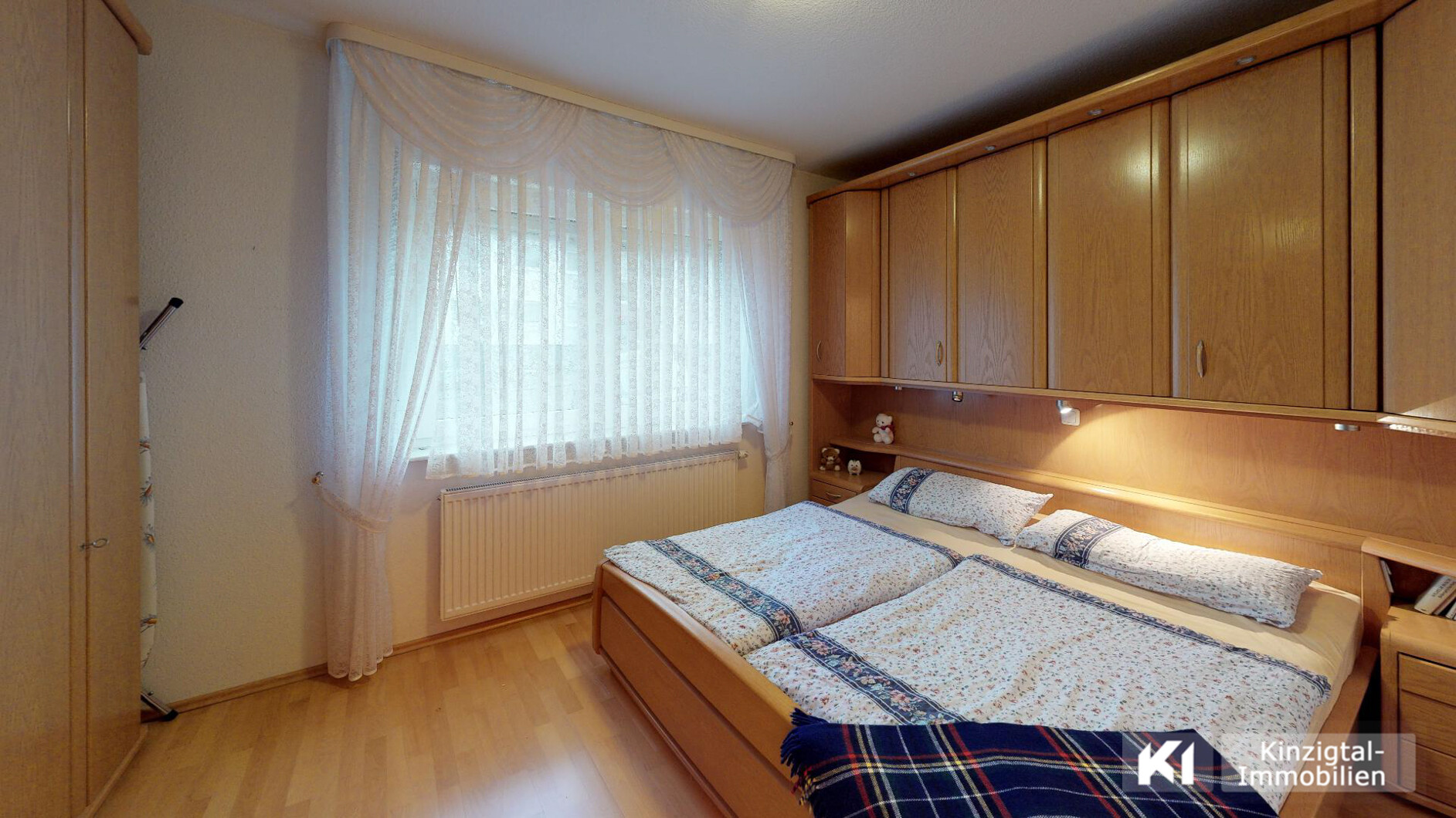 ... geräumiges Schlafzimmer (teilmöbliert)