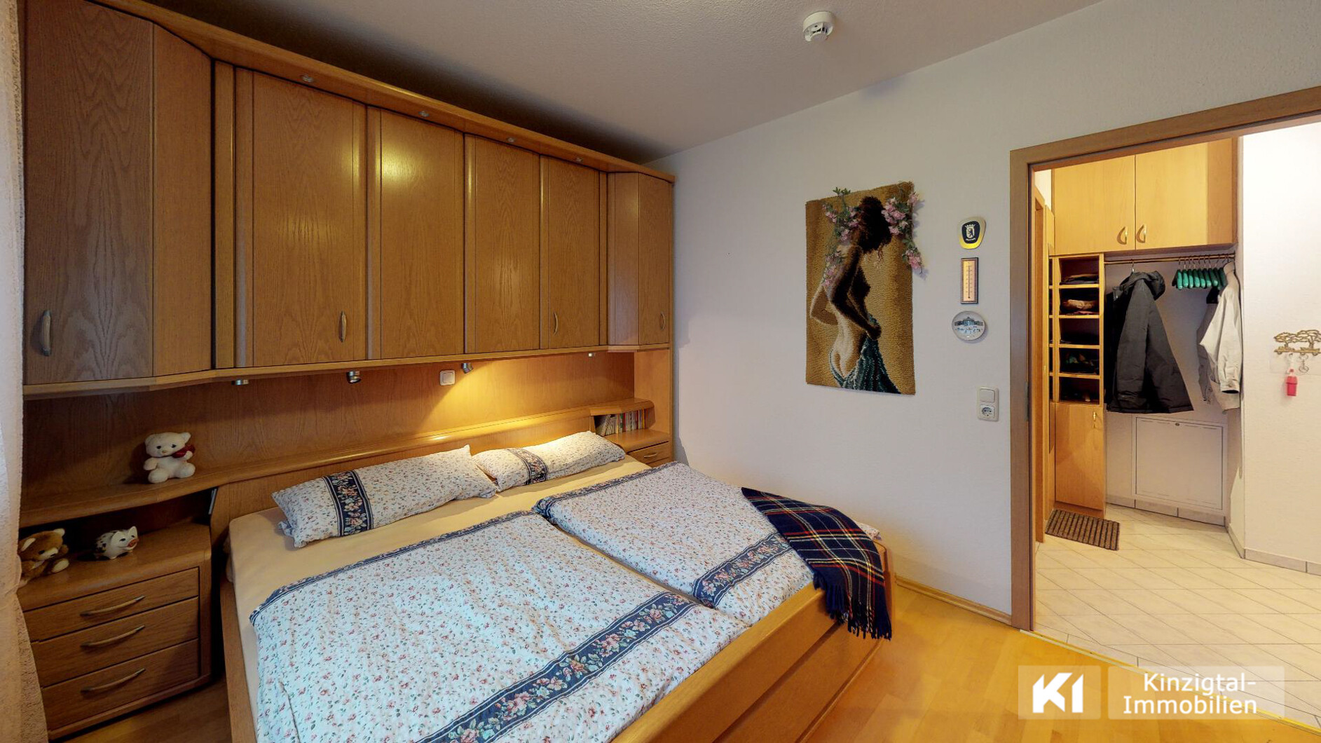 ... genügend Platz für Bett und Schrank