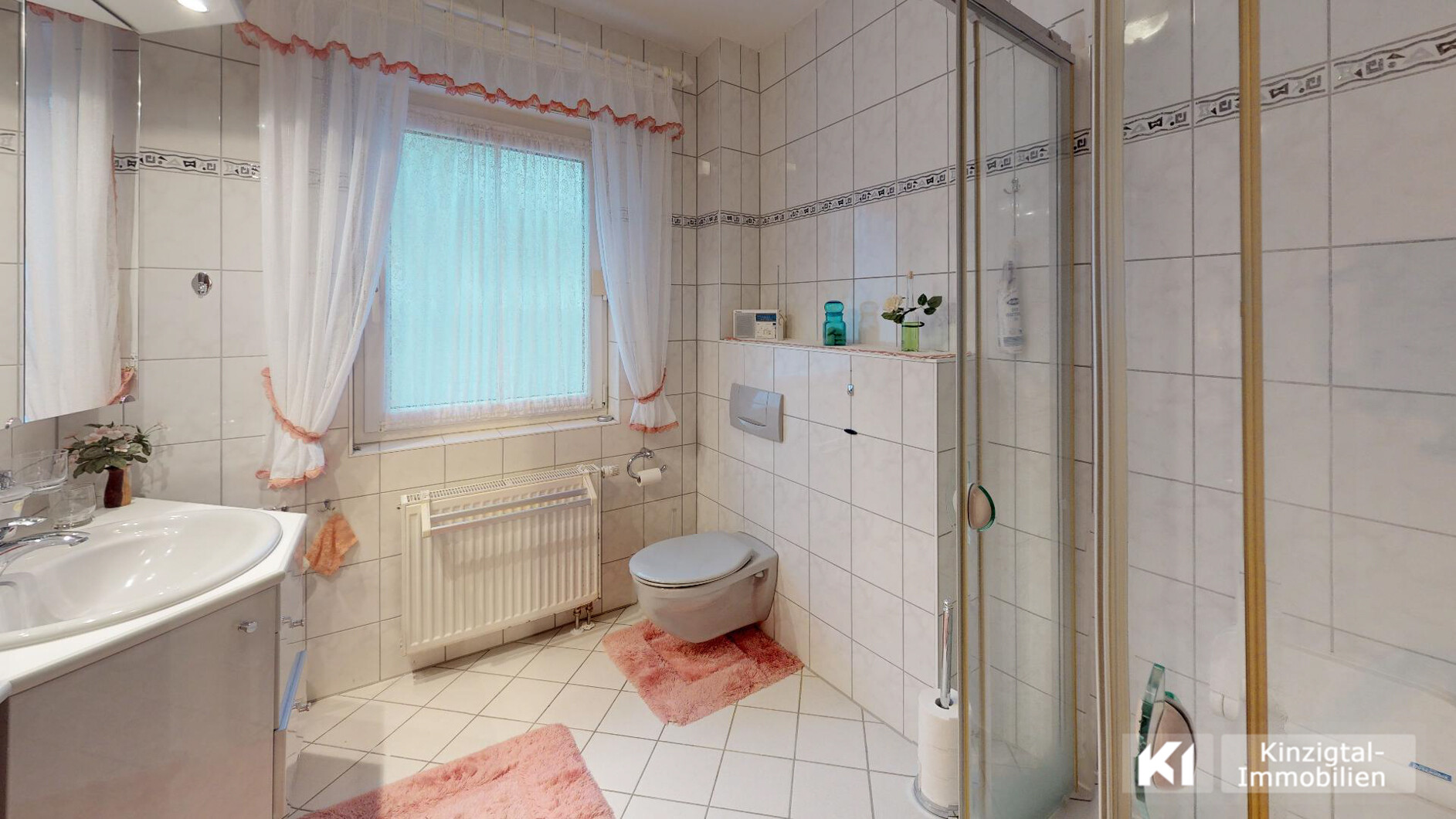 ... Tageslichtbad mit ebenerdige Eckdusche