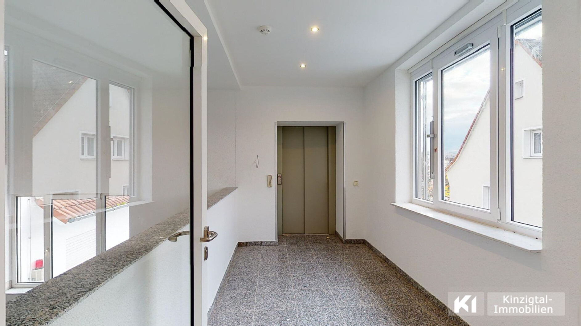 ... Zugang zum Aufzug