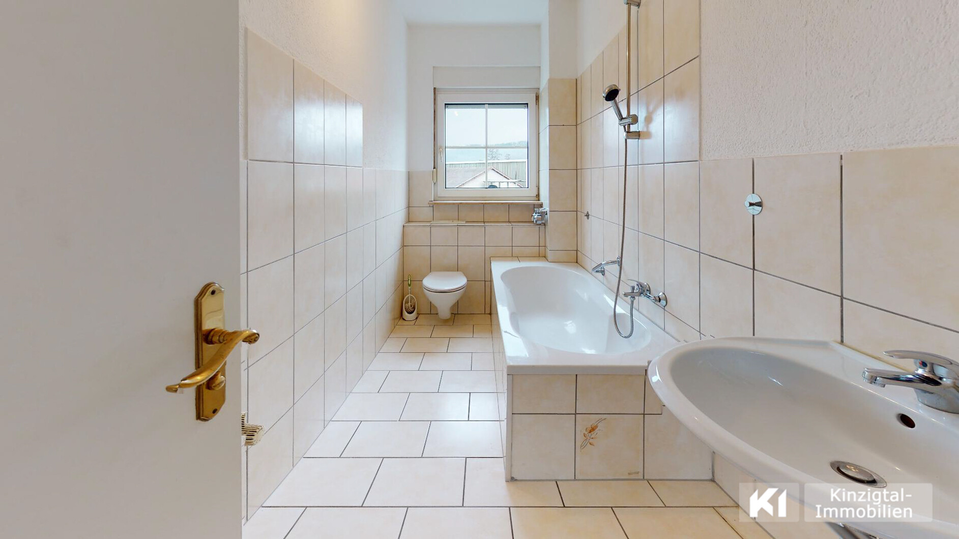 ... tagelichtbad mit Badewanne (Duschkombi)