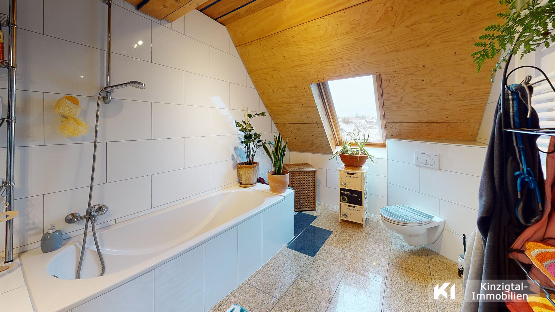 ... Tageslichtbad mit Badewanne 