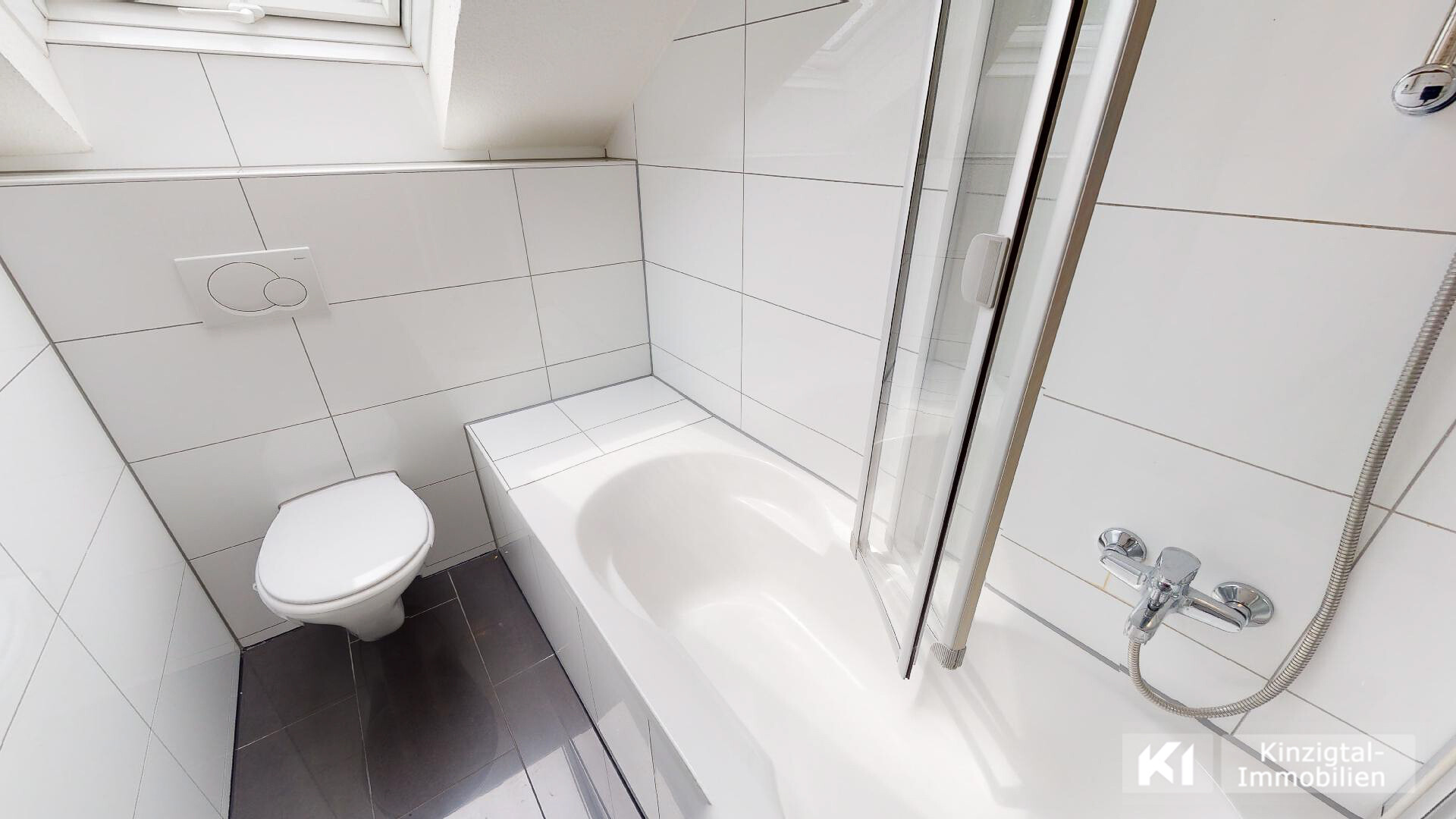 ... das Badezimmer mit Badewanne und Duschfunktion