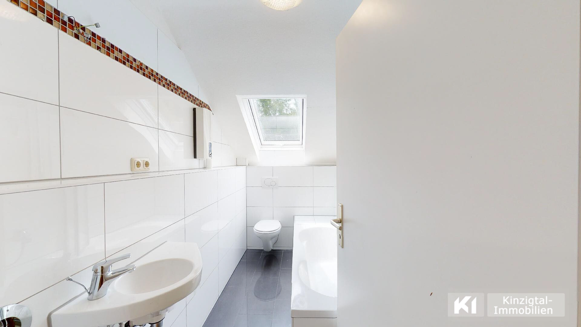 ... modernes Badezimmer mit Tageslicht