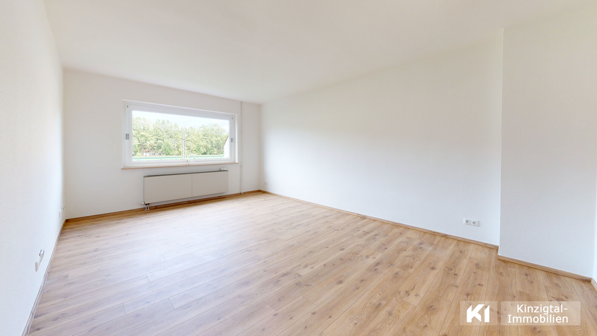 ... das Wohnzimmer geräumig und hell