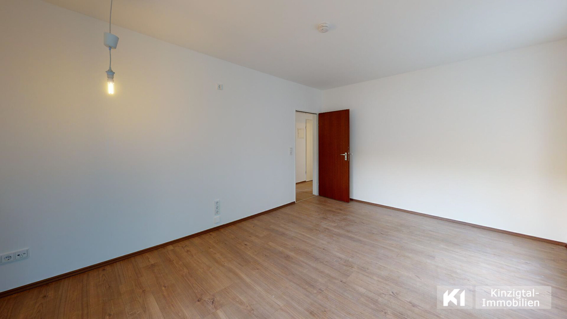 ... mit Laminatboden ausgestattet