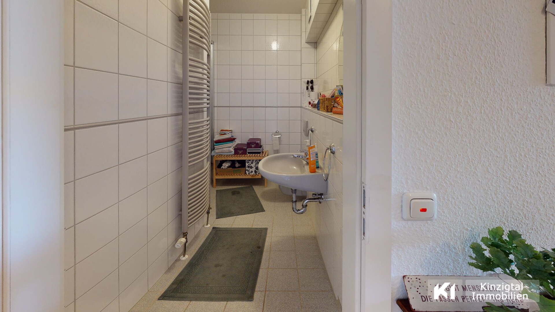 ... das Badezimmer mit Handtuchheizkörper