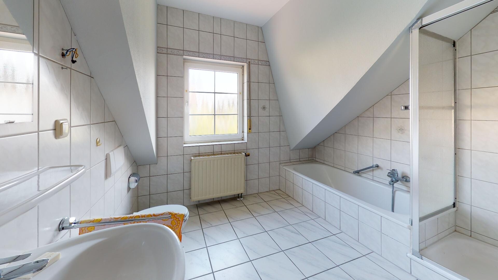 ... Badezimmer mit Badewanne u. Dusche