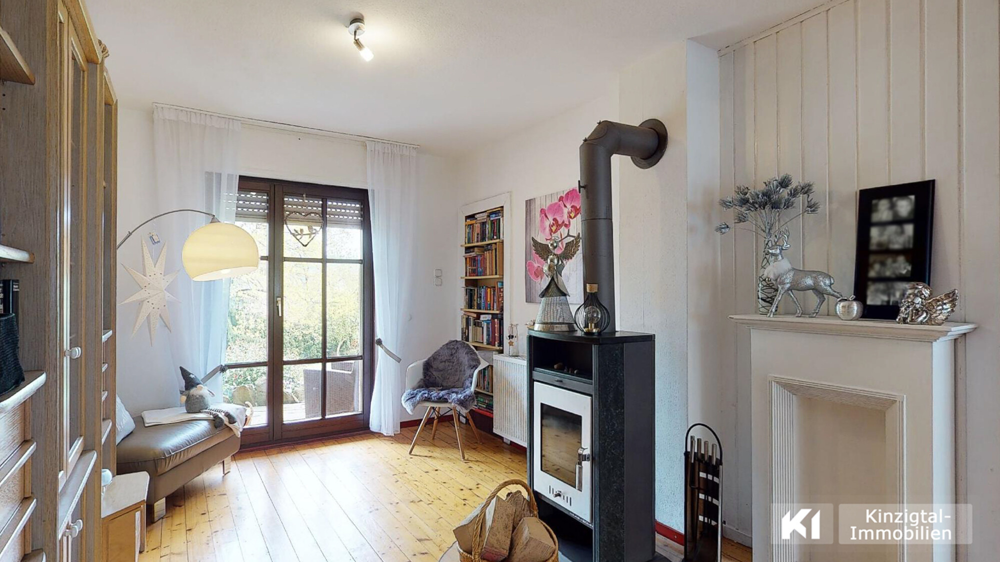 ... mit schöner Kaminecke für gemütliche Stunden