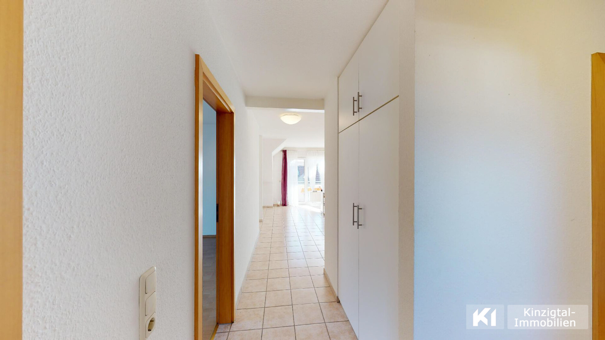 ... Flur mit Einbauschrank