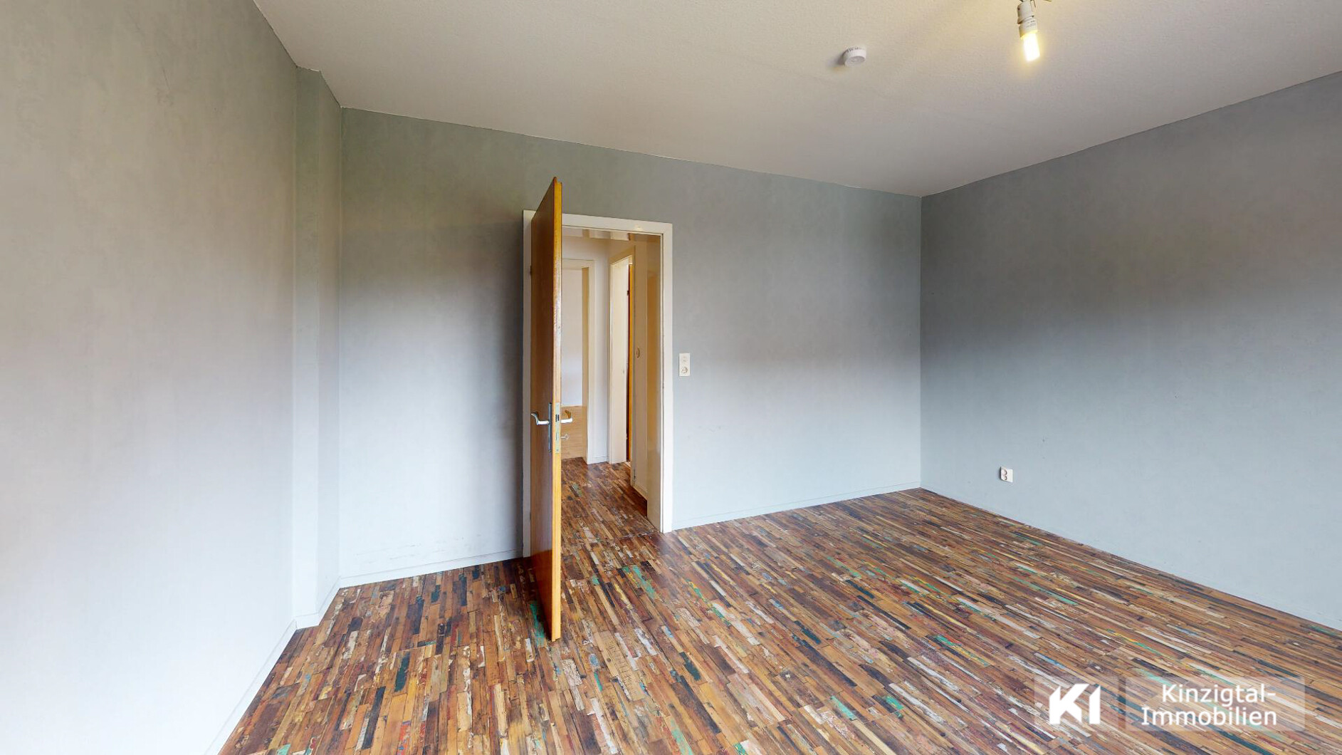 ... geräumiges Schlafzimmer