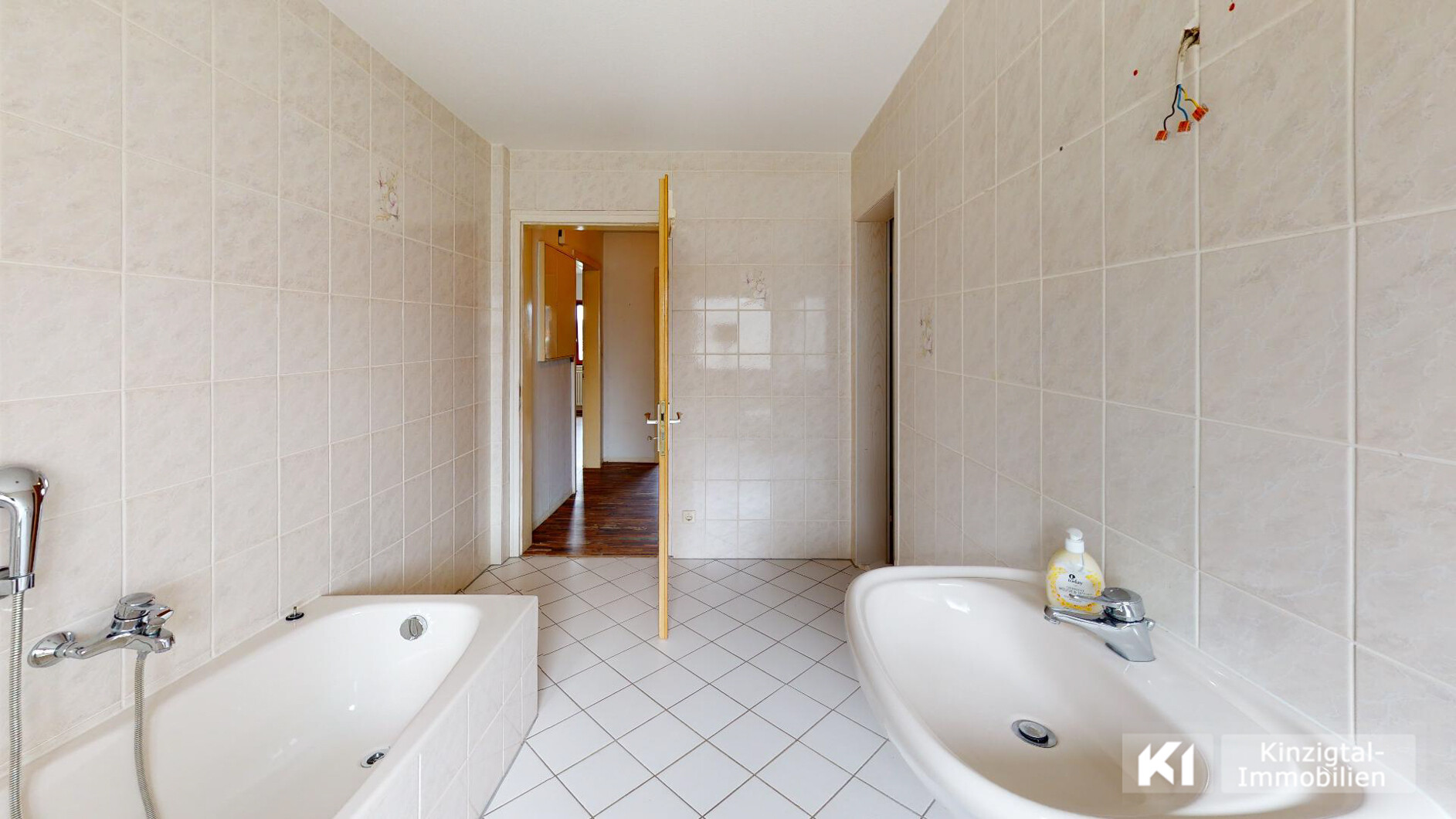 ... Bad mit Badewanne