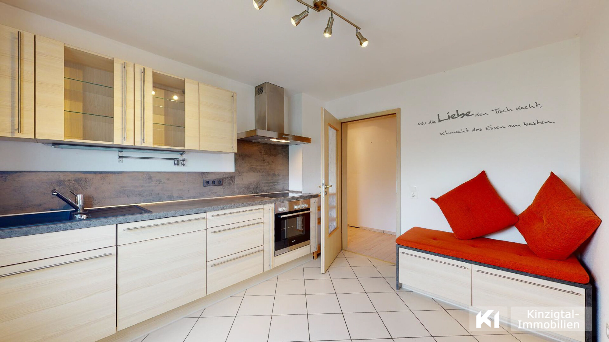 ...Küche mit Platz für eine Essgruppe