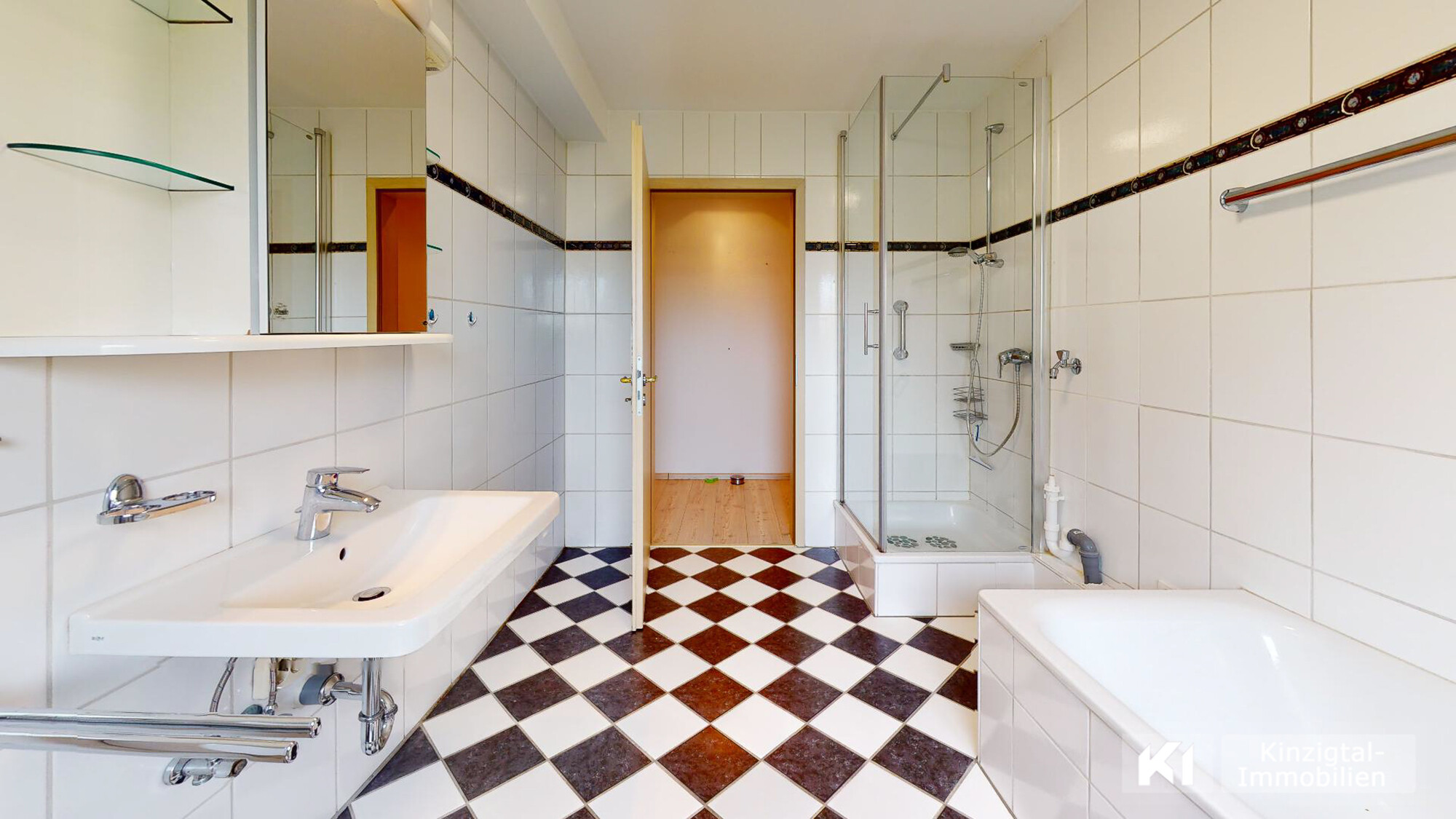 ...Badezimmer mit Dusche und Badwanne