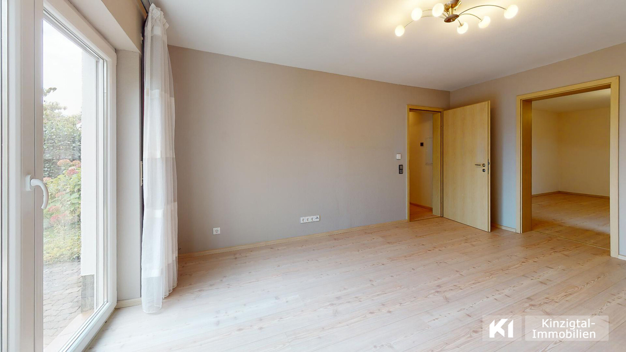 ...helles und geräumiges Wohnzimmer