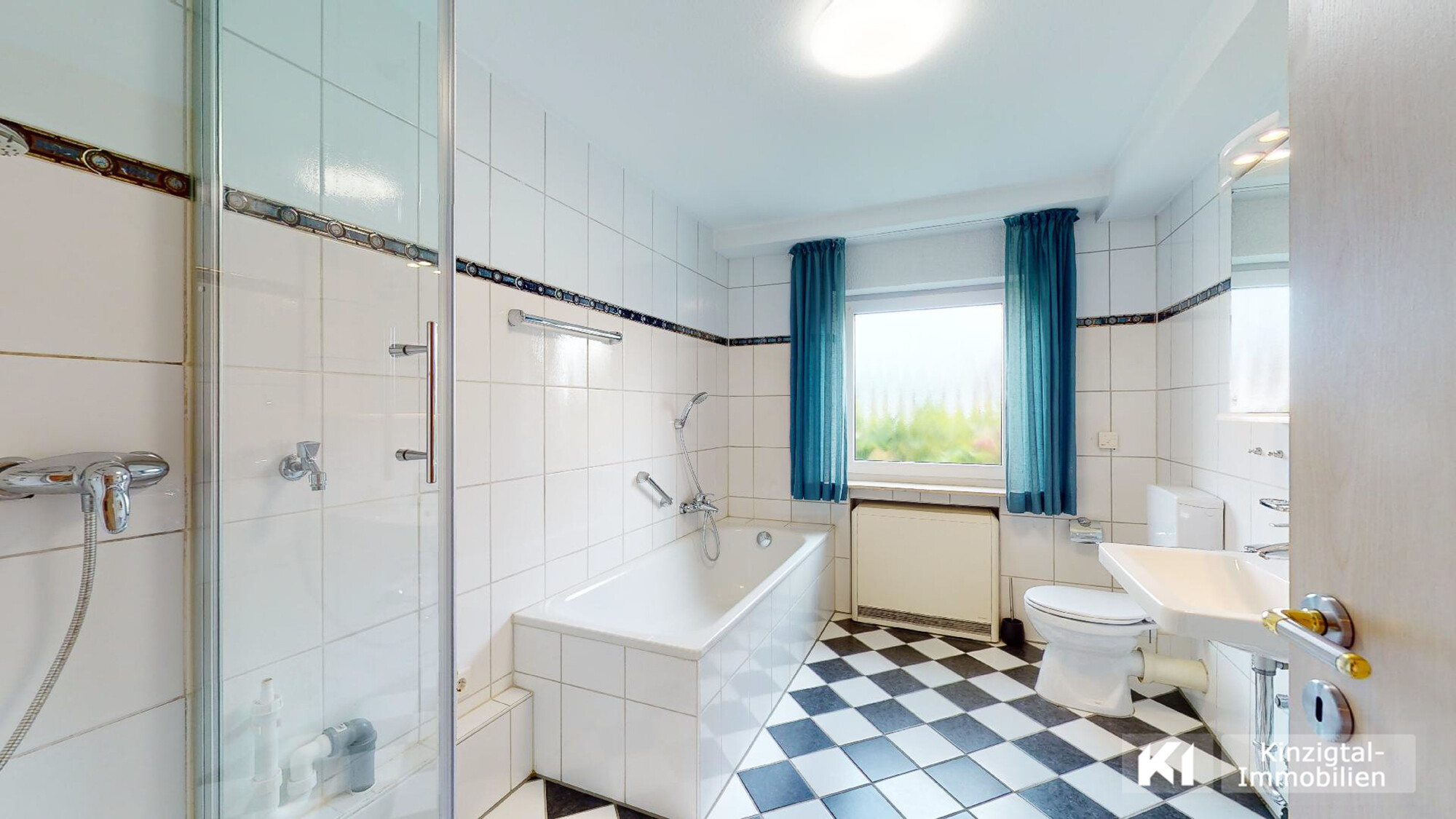 ...Badezimmer mit Tageslichtfenster