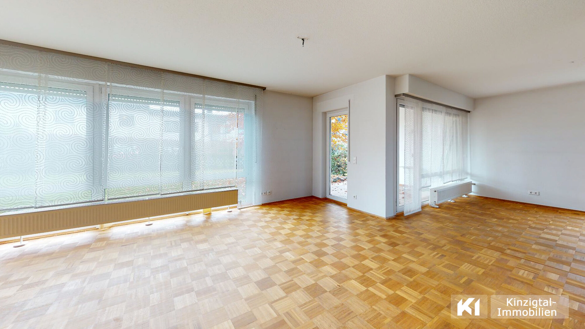 ... helles und geräumiges Wohnzimmer mit Zugang zur Terrasse EG