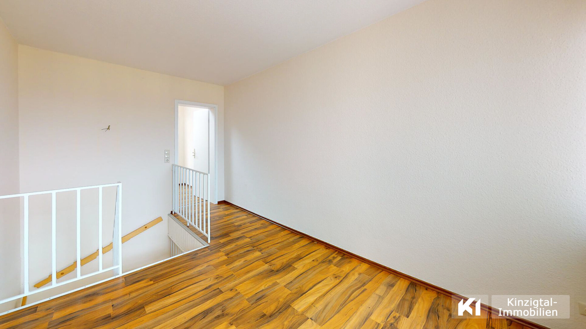 ... Durchgang zu den Archivräumen OG