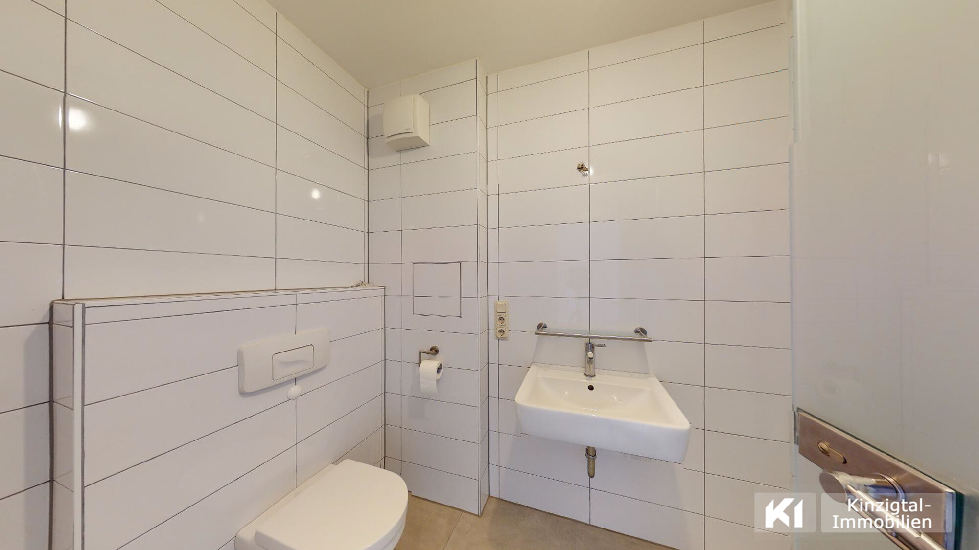 ...Badezimmer mit WC-Anlage