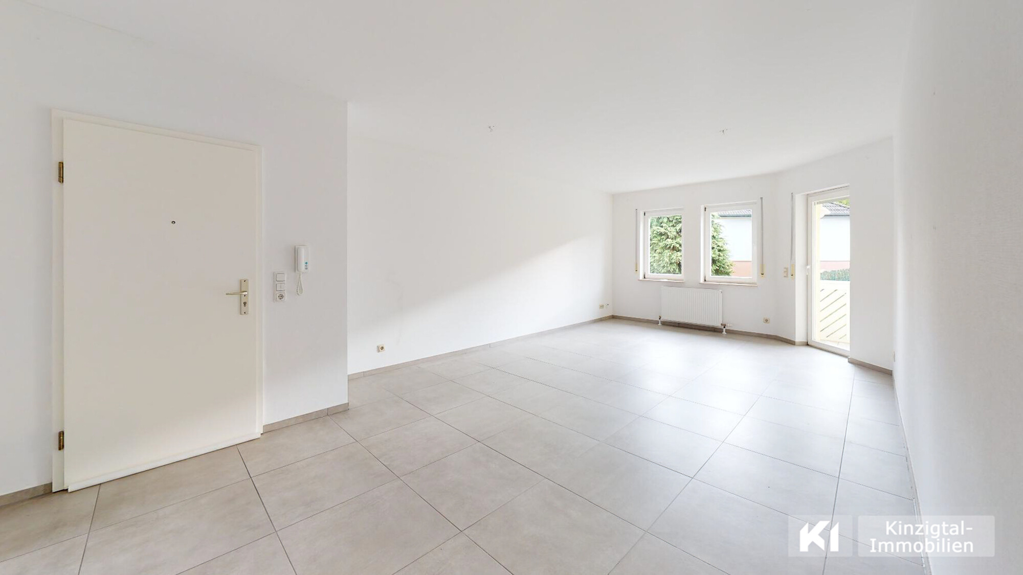 ...helles und geräumiges Wohn-/ Esszimmer