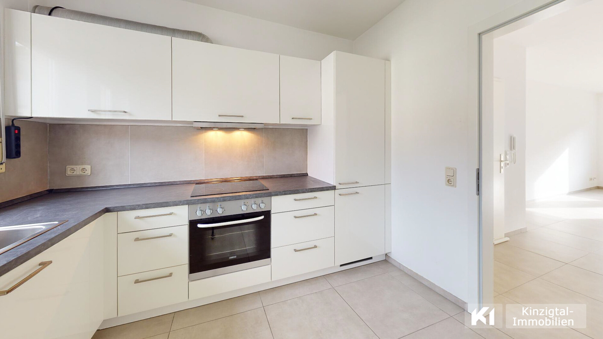 ...Küche mit Platz für eine Essgruppe