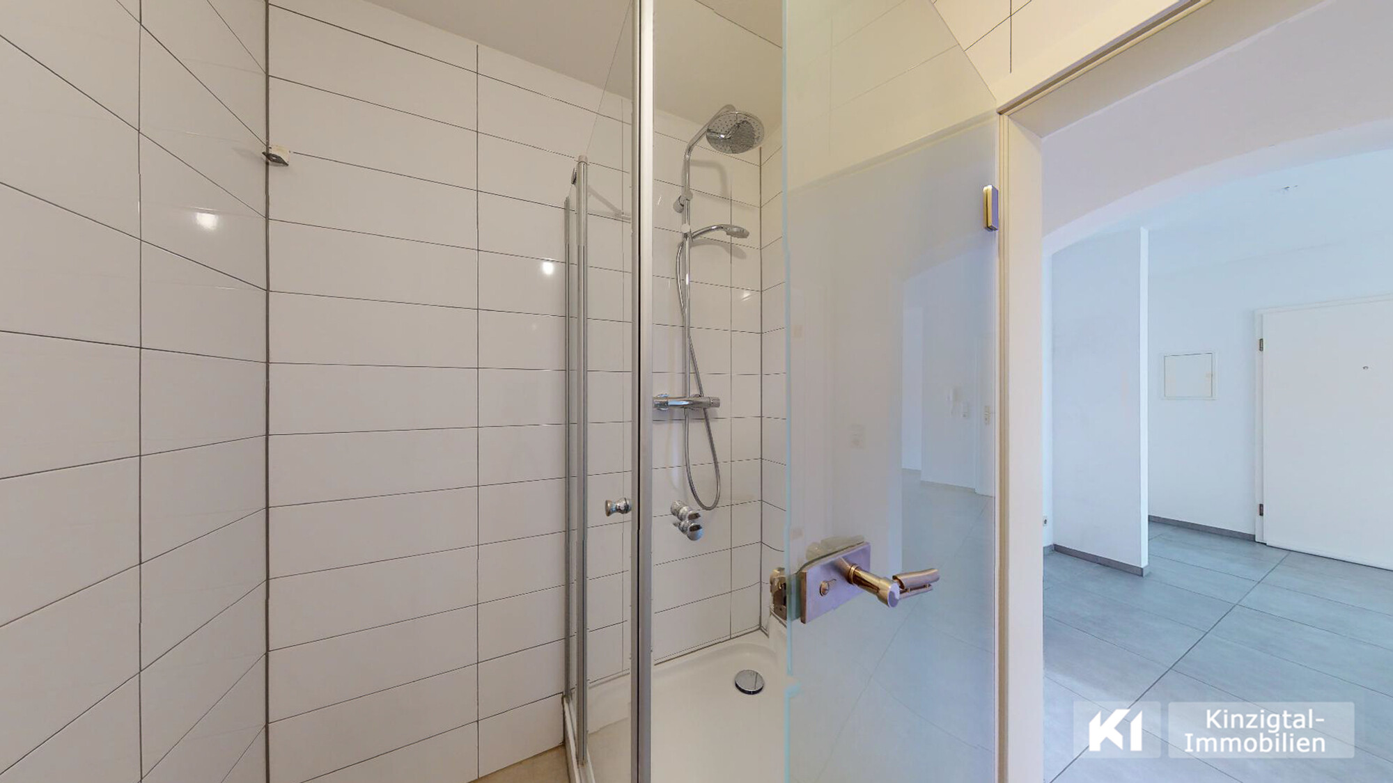 ...Badezimmer mit Glaseckdusche