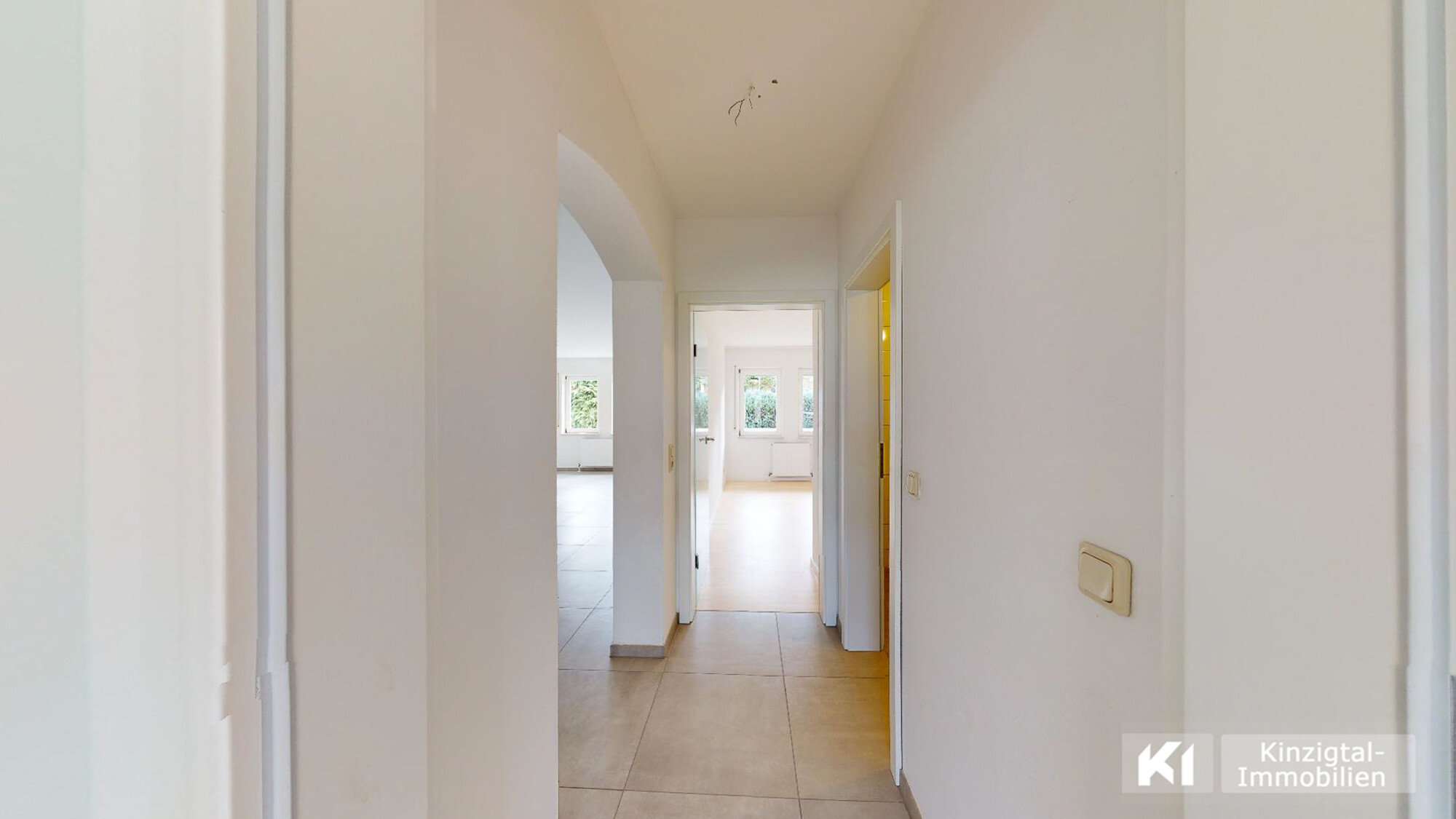 ...Durchgang zu den angrenzenden Räume