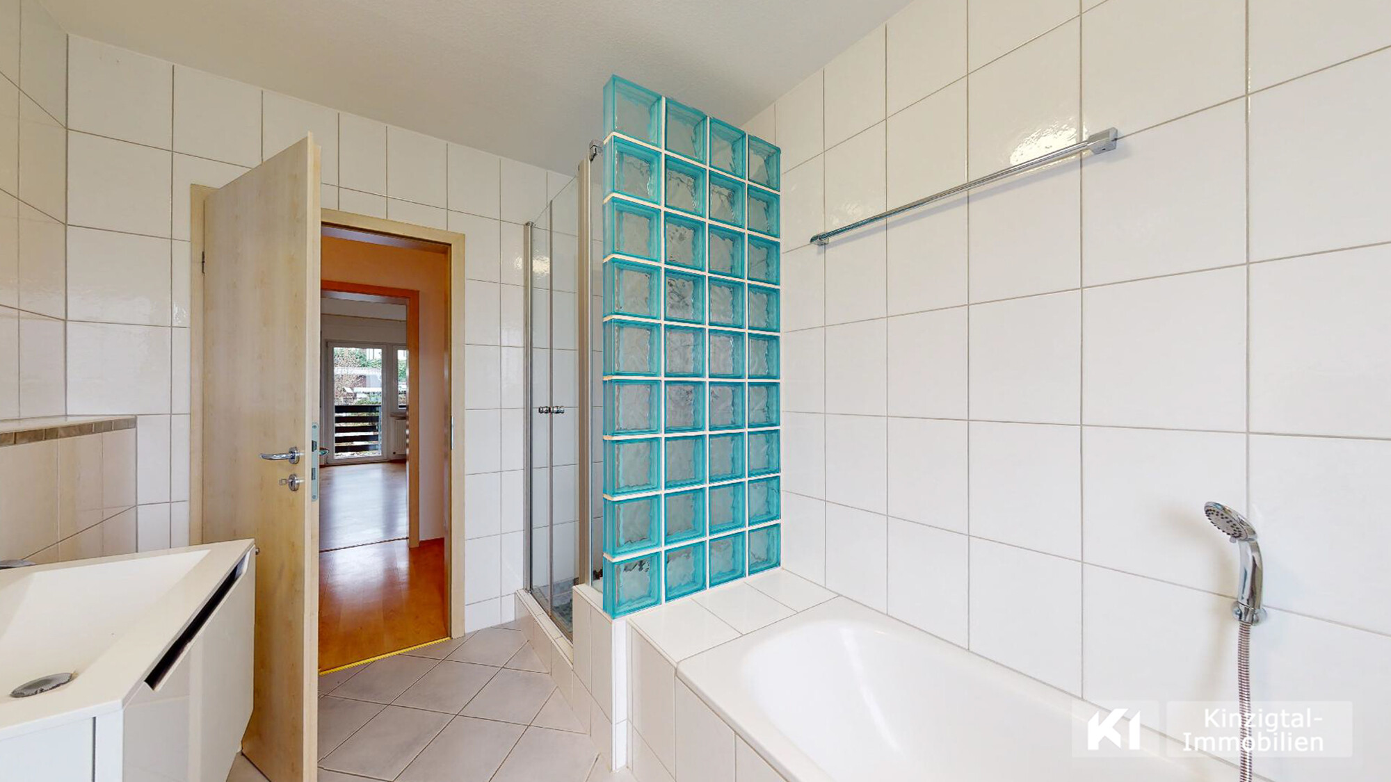 ...mit einer Glaseckdusche und Badewanne ausgestattet