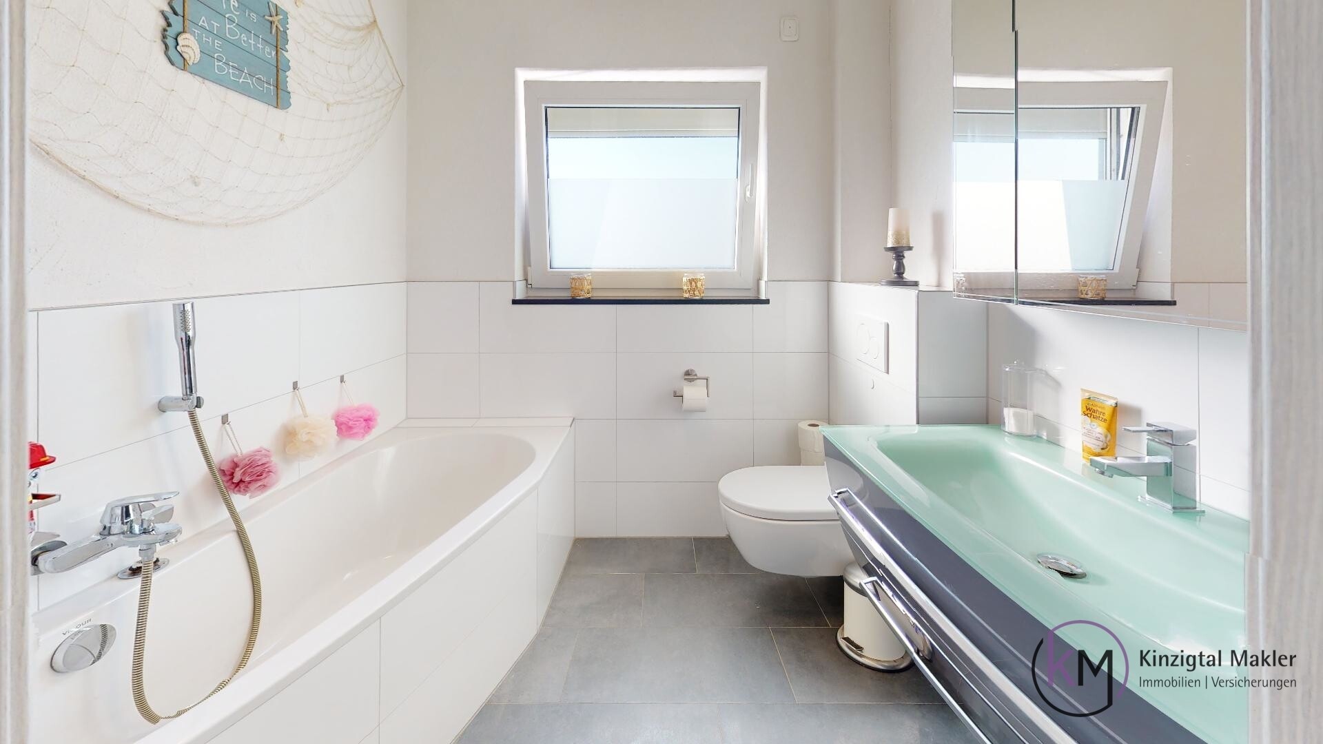 ... das Badezimmer im DG