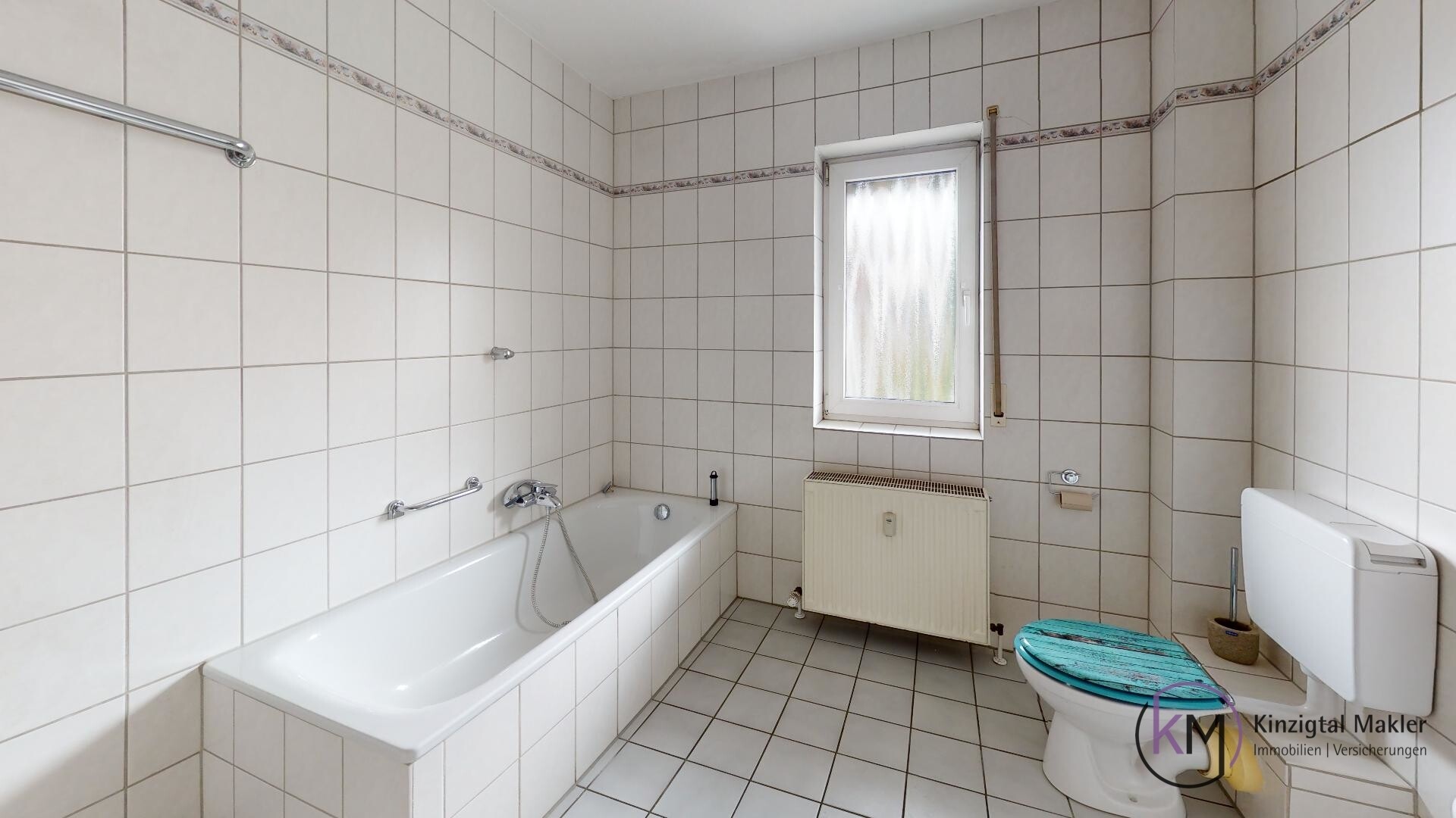 ... Tageslichtbad mit Badewanne