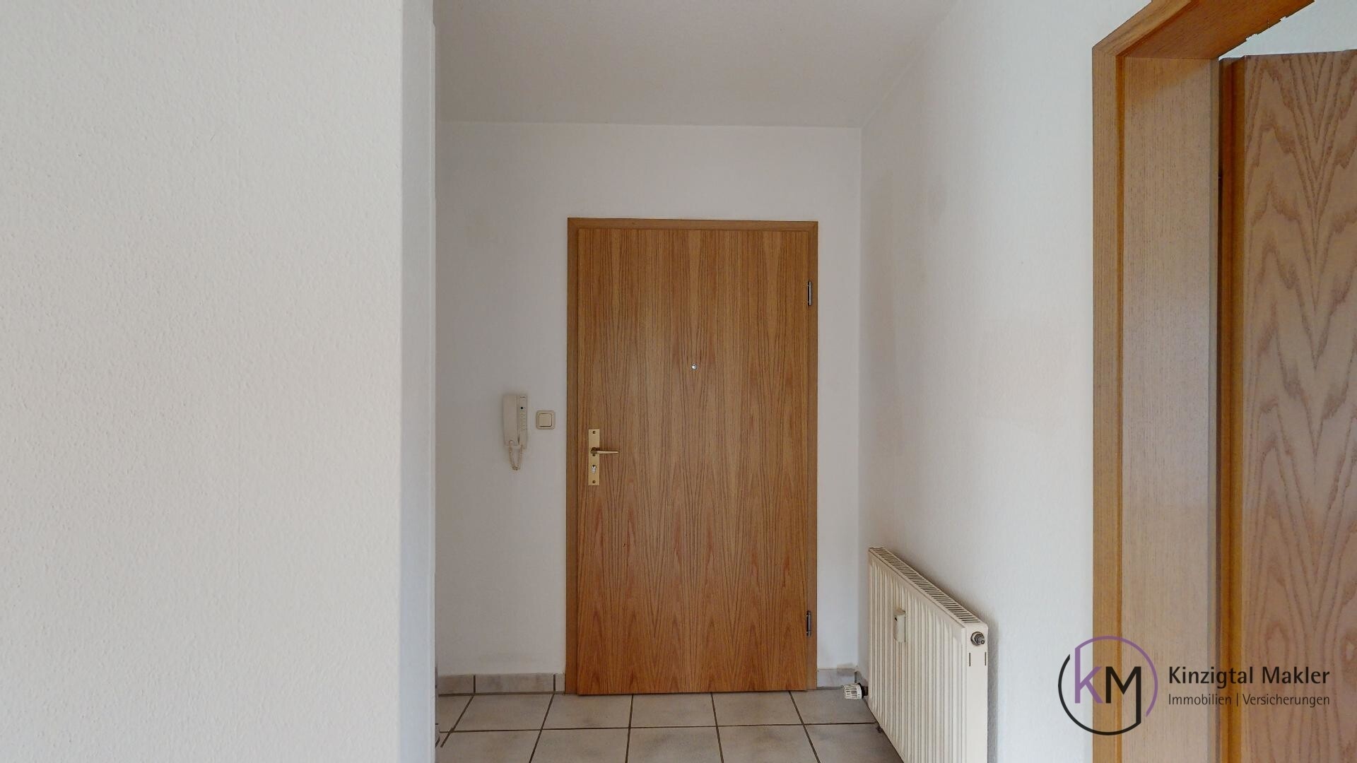 ... Eingangbereich mit Garderobenische