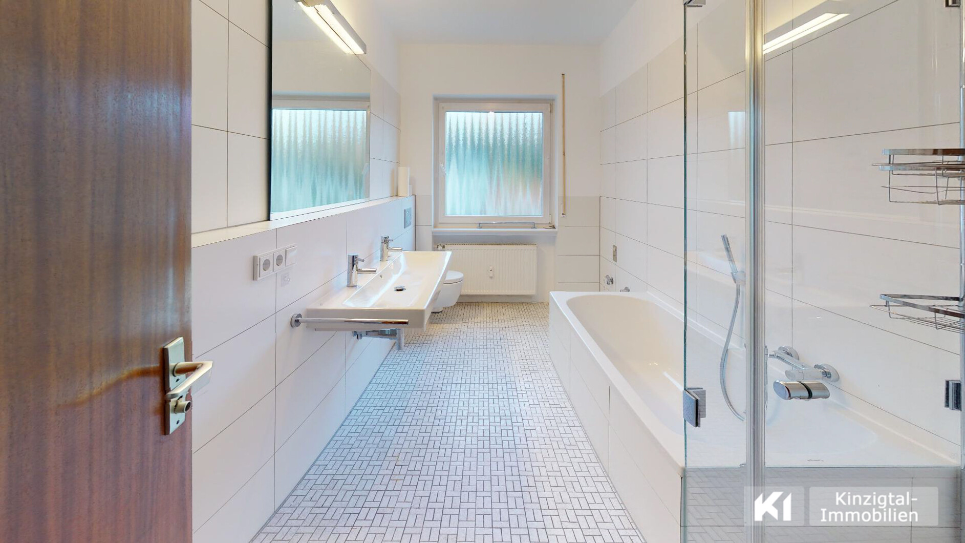 ... das Bad mit Dusche und Wanne